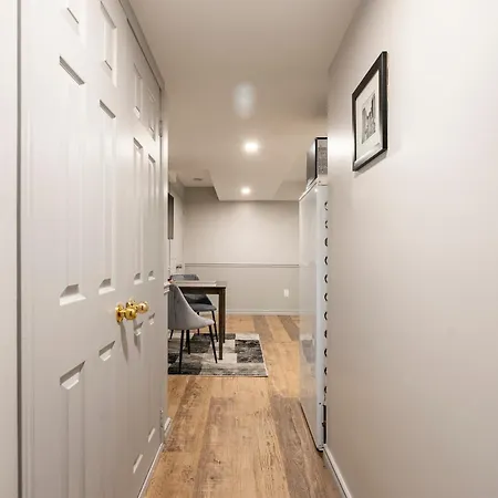 Modern, Basement Apartment, Close To Airport Toronto Exterior photo