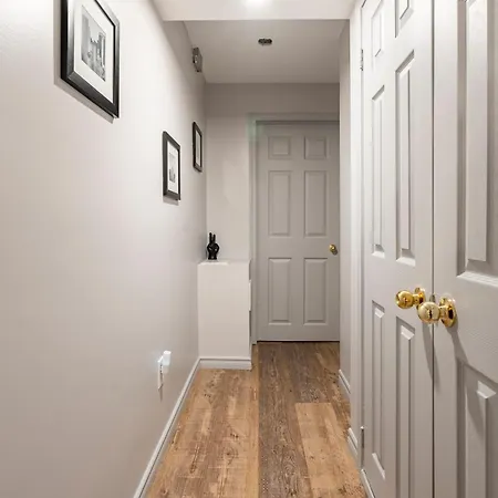 Modern, Basement Apartment, Close To Airport Toronto Exterior photo