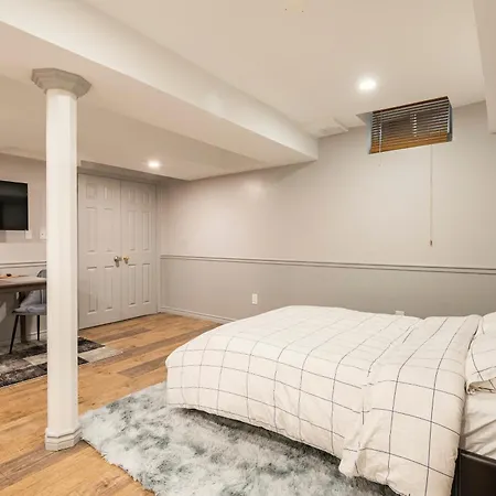 Modern, Basement Apartment, Close To Airport Toronto Exterior photo