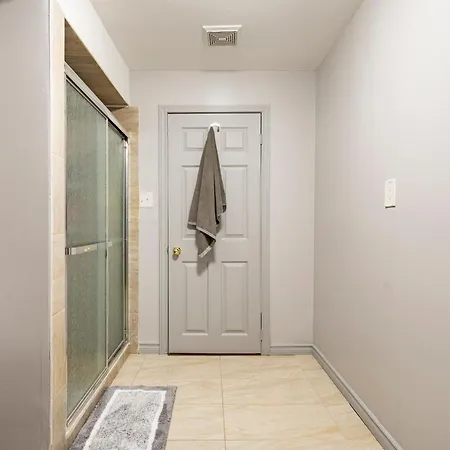 Modern, Basement Apartment, Close To Airport Toronto Exterior photo