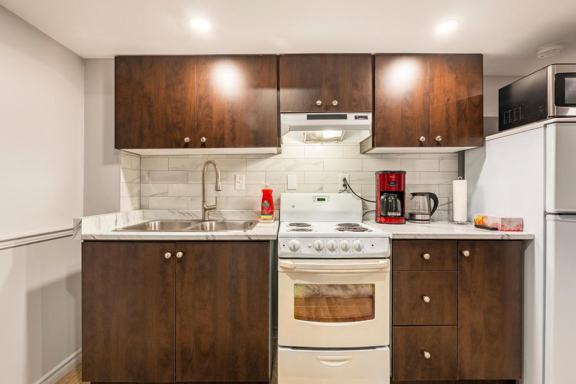 Modern, Basement Apartment, Close To Airport Homestay