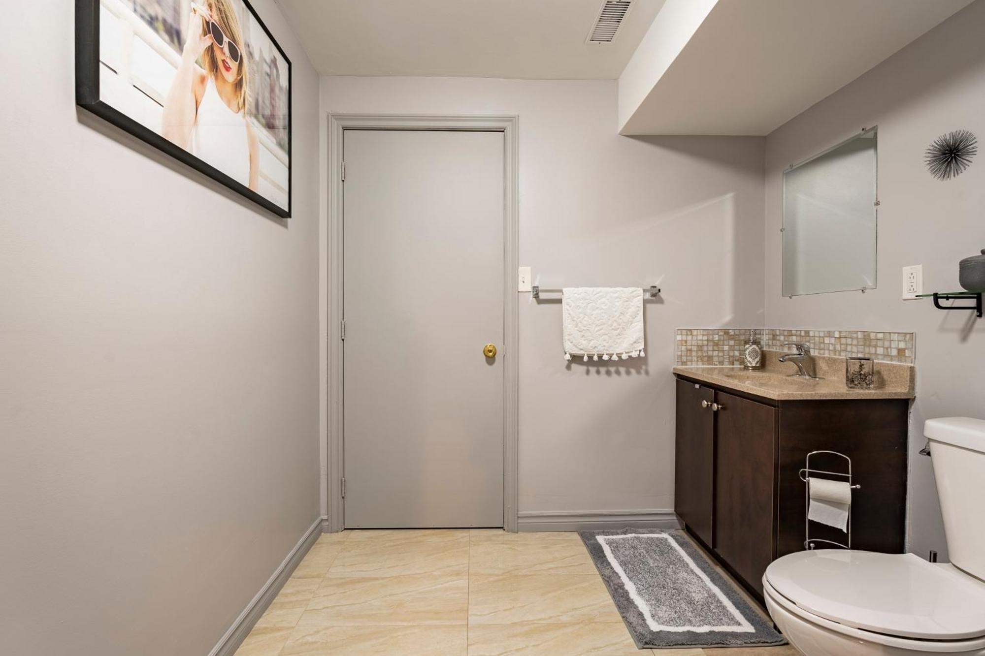 Homestay Modern, Basement Apartment, Close To Airport