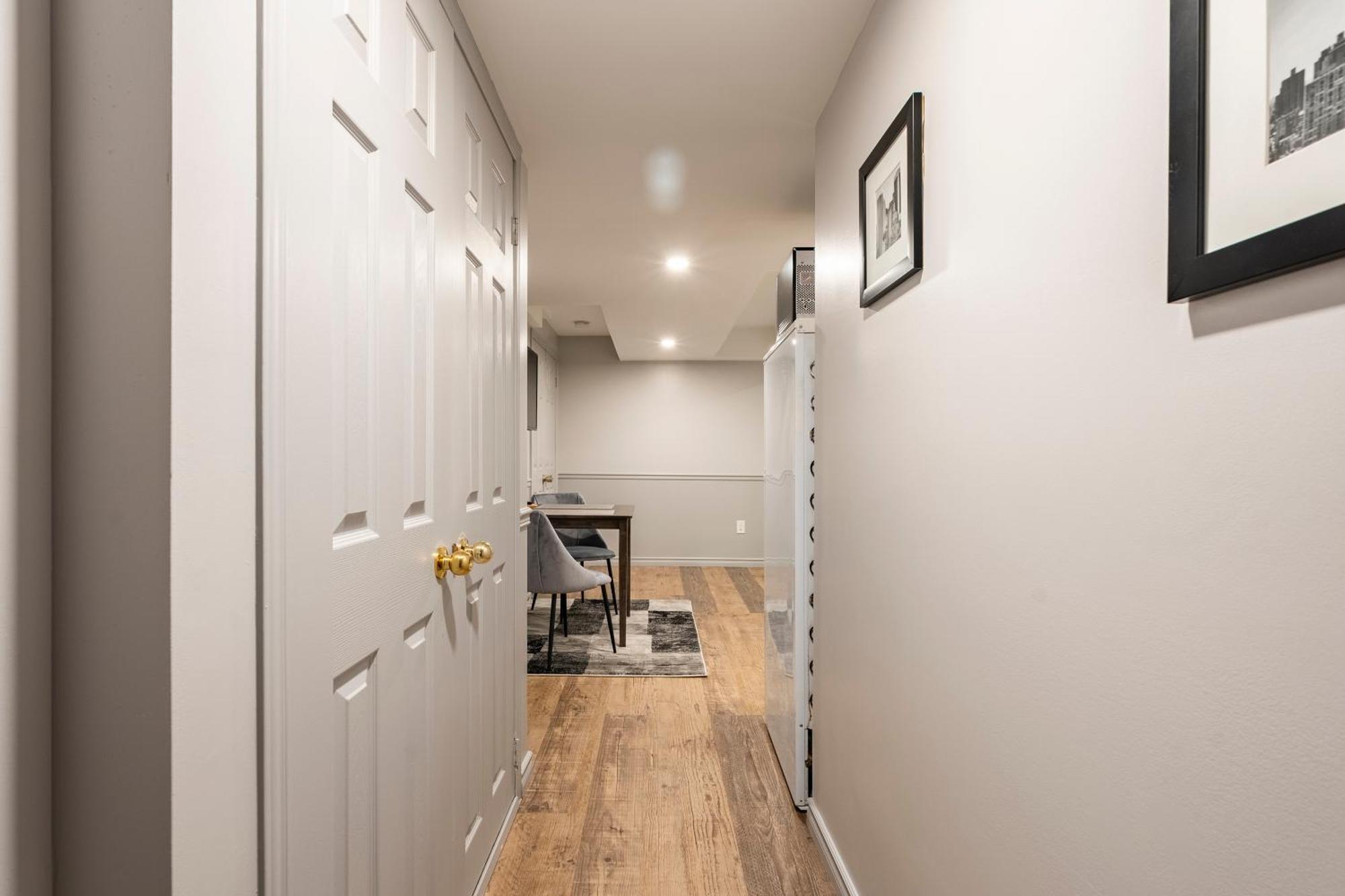 Modern, Basement Apartment, Close To Airport Homestay *
