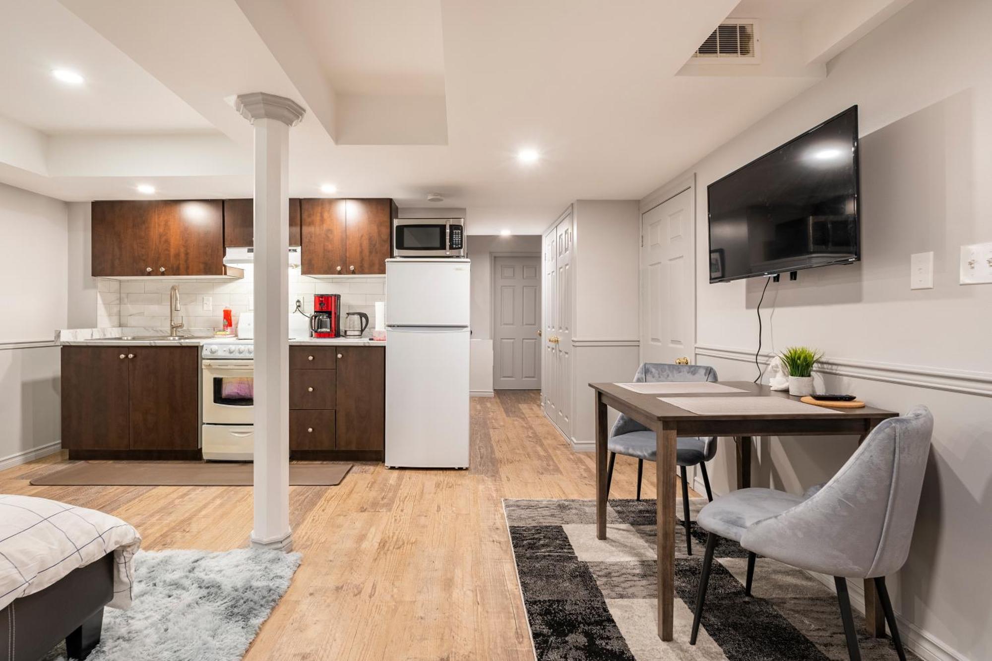 Modern, Basement Apartment, Close To Airport Homestay