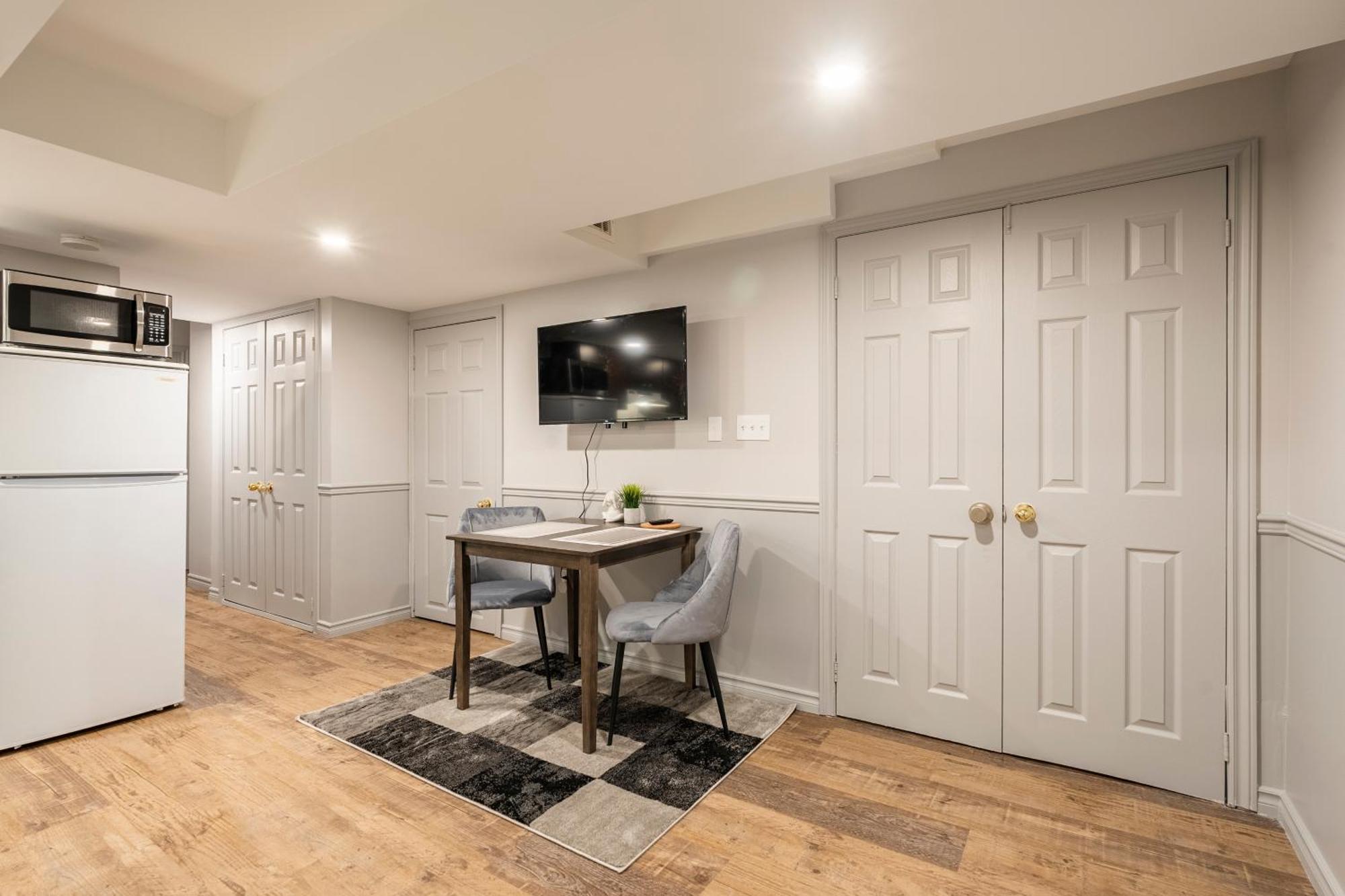 Homestay Modern, Basement Apartment, Close To Airport