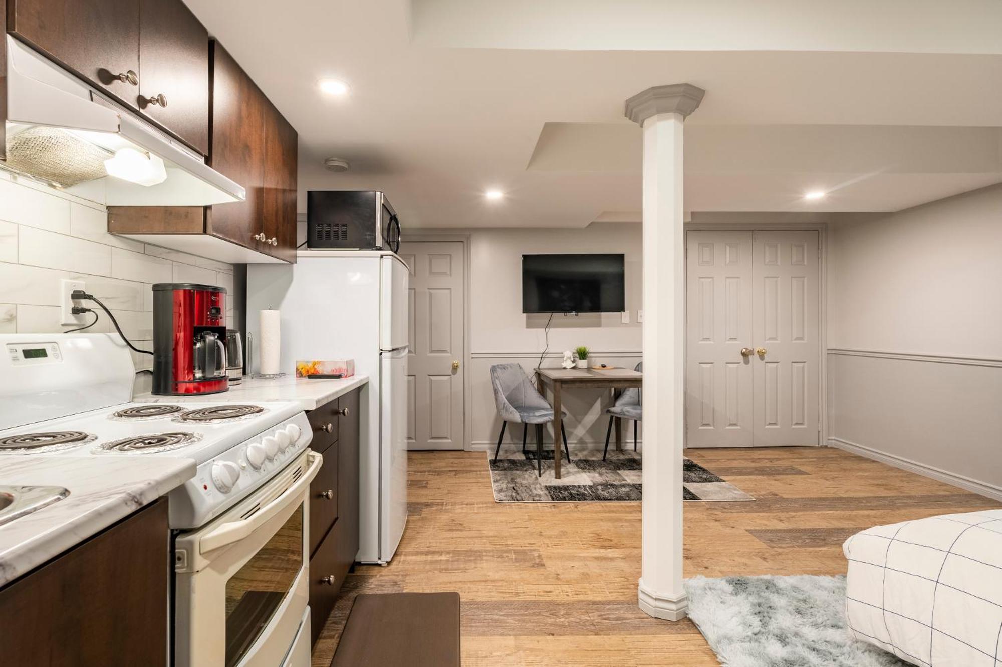 Modern, Basement Apartment, Close To Airport Homestay *