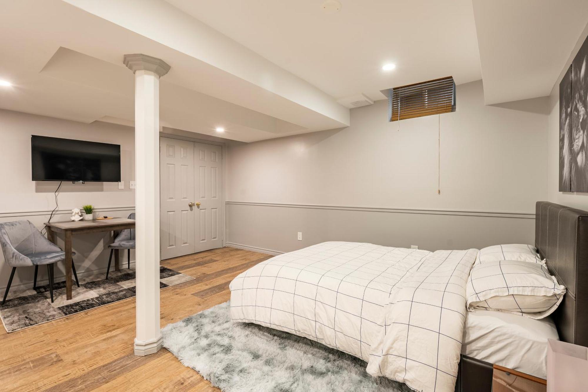Modern, Basement Apartment, Close To Airport Homestay