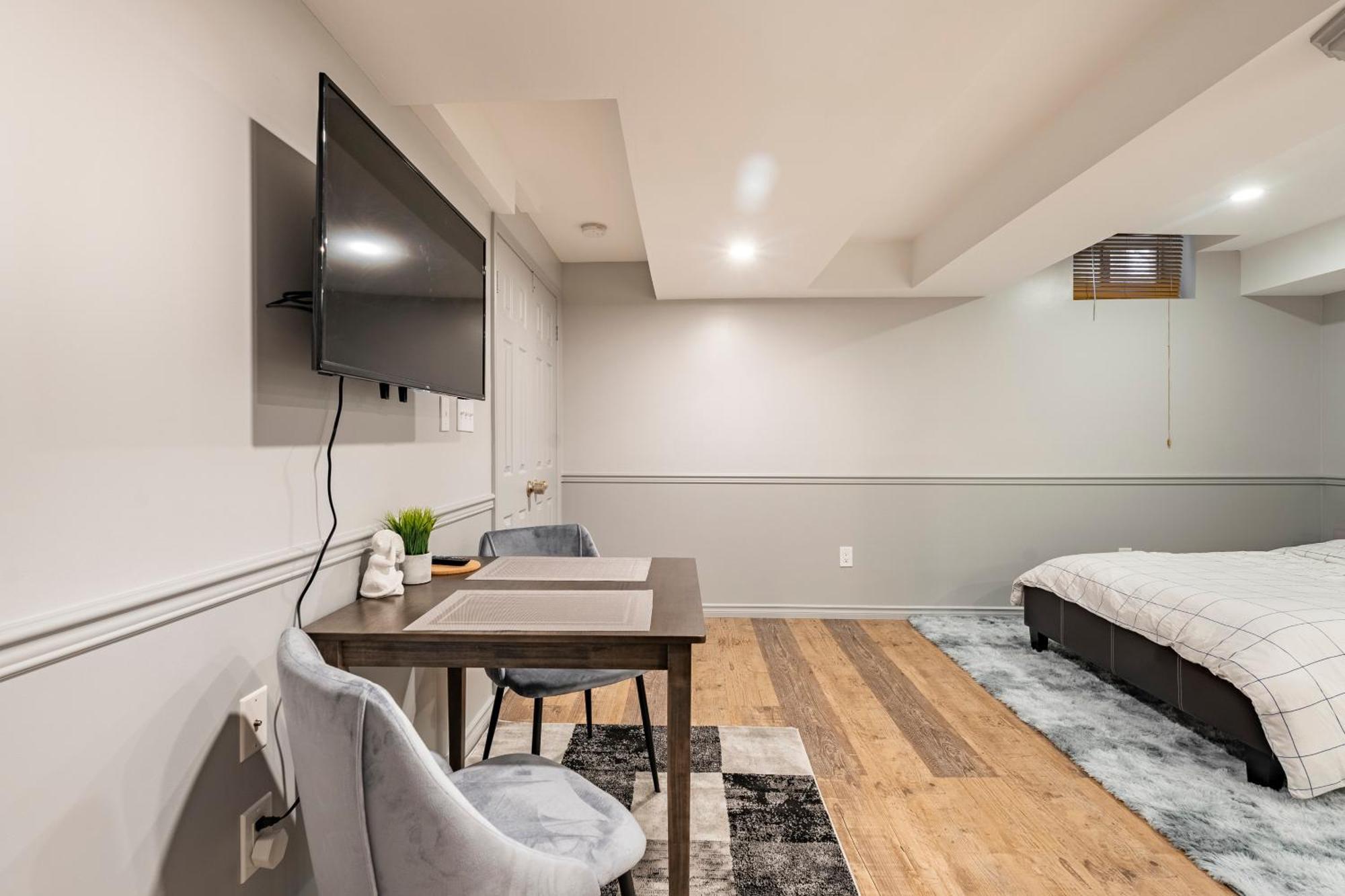 Homestay Modern, Basement Apartment, Close To Airport