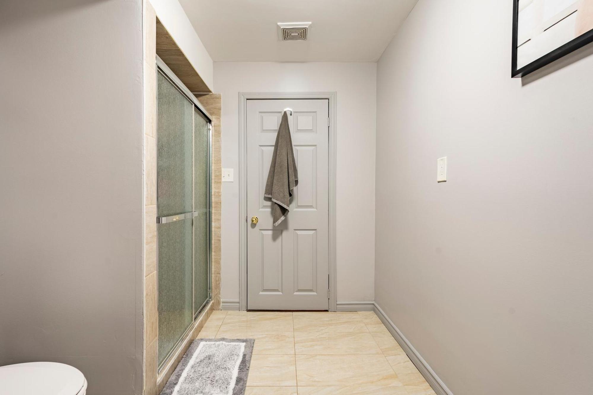 Modern, Basement Apartment, Close To Airport Homestay Toronto